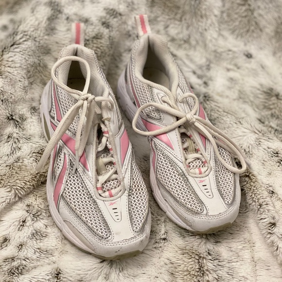 Women’s Reebok running shoes, size 6 - Picture 2 of 3